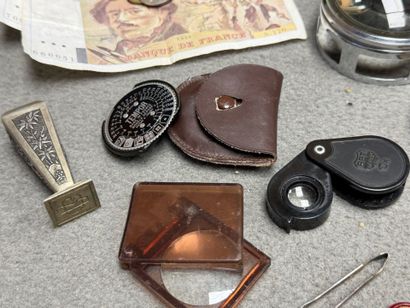Lot comprenant: 
Billets et monnaies en Francs,...