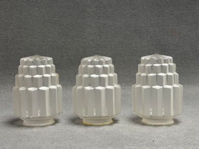 Trois globes en verre moulé Art déco
H. :17...