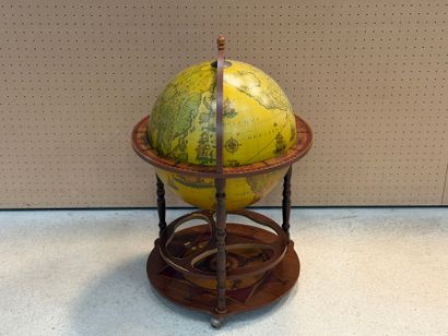 Globe terrestre formant bar. 
H. :92 cm....