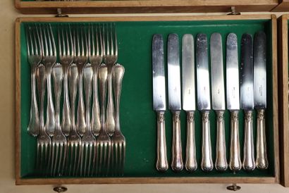 Christofle. 
Ménagère de couverts en métal...