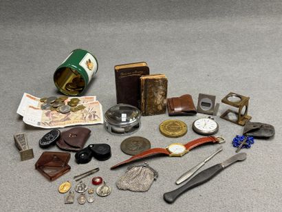 Lot comprenant: 
Billets et monnaies en Francs,...
