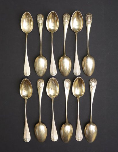 Douze petites cuillères en argent. 
Poinçon...