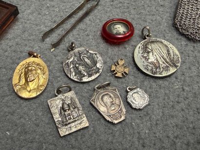 Lot comprenant: 
Billets et monnaies en Francs,...