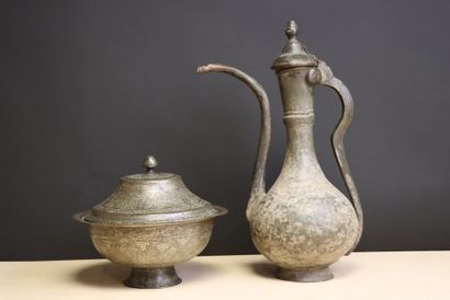 Aigiuère et pot couvert en métal ciselée...