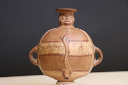 Cinq sculptures d'Amérique du Sud, vase toupie...