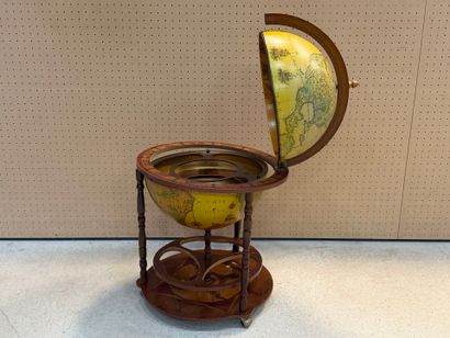 Globe terrestre formant bar. 
H. :92 cm....