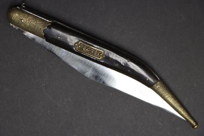 Grand couteau type navaja.
Manche à plaquette...