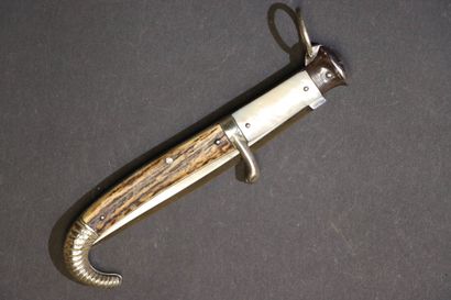 Couteau pliant à crosse, le manche à plaquettes...