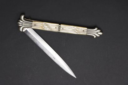 Couteau pliant à cran d'arrêt. XIXème. 
Plaquettes...