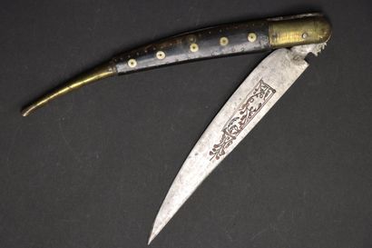 Grand couteau type navaja.
Manche à plaquette...