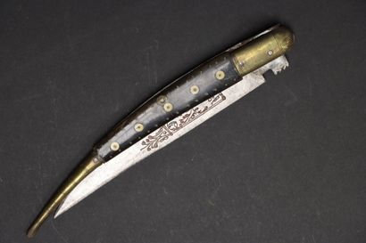 Grand couteau type navaja.
Manche à plaquette...