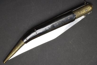 Grand couteau type navaja.
Manche à plaquette...
