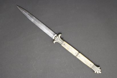 Couteau pliant à cran d'arrêt. XIXème. 
Plaquettes...