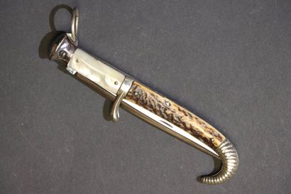 Couteau pliant à crosse, le manche à plaquettes...