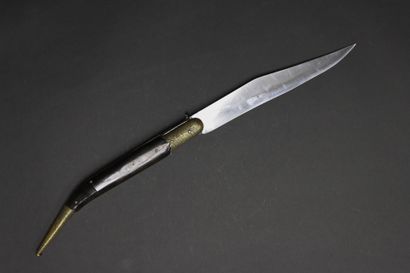 Grand couteau type navaja.
Manche à plaquette...