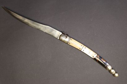 Grand couteau pliant navaja, le manche à...