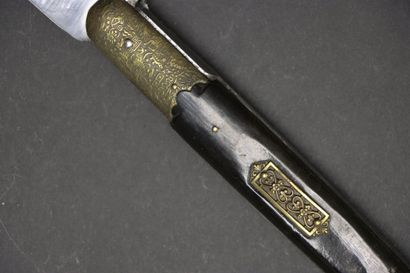 Grand couteau type navaja.
Manche à plaquette...