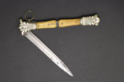 Couteau pliant à cran d'arrêt. XIXème. 
Plaquettes...