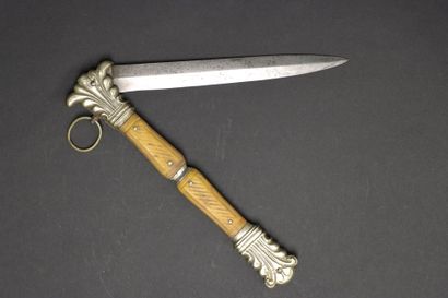 Couteau pliant à cran d'arrêt. XIXème. 
Plaquettes...
