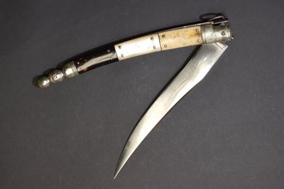 Grand couteau pliant navaja, le manche à...