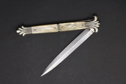 Couteau pliant à cran d'arrêt. XIXème. 
Plaquettes...