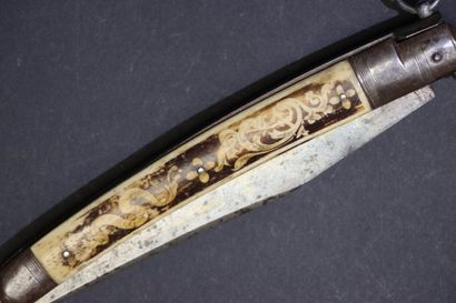 Couteau pliant navaja, le manche à plaquettes...