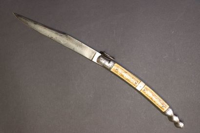 Couteau pliant navaja, le manche à plaquettes...