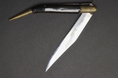 Grand couteau type navaja.
Manche à plaquette...