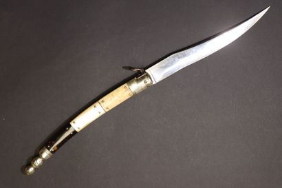 Grand couteau pliant navaja, le manche à...