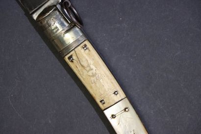 Grand couteau pliant navaja, le manche à...