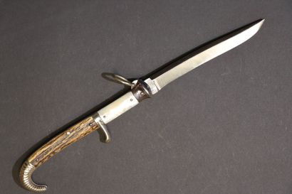 Couteau pliant à crosse, le manche à plaquettes...