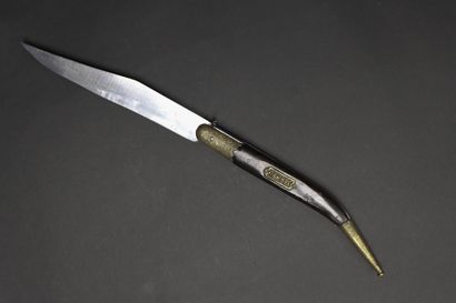 Grand couteau type navaja.
Manche à plaquette...