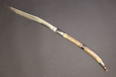 Grand couteau pliant navaja, le manche à...