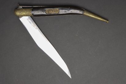 Grand couteau type navaja.
Manche à plaquette...