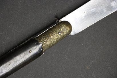 Grand couteau type navaja.
Manche à plaquette...