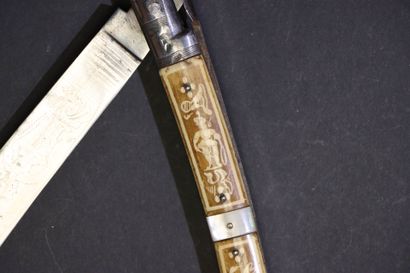 Couteau pliant navaja, le manche à plaquettes...