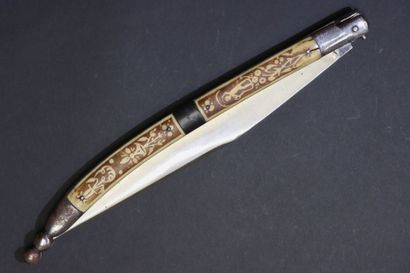 Grand couteau pliant navaja, le manche à...