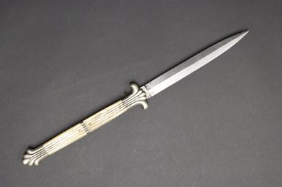 Couteau pliant à cran d'arrêt. XIXème. 
Plaquettes...
