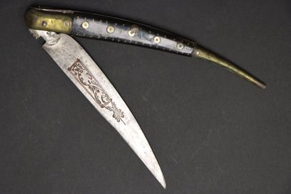 Grand couteau type navaja.
Manche à plaquette...