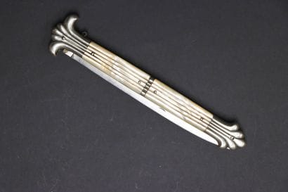 Couteau pliant à cran d'arrêt. XIXème. 
Plaquettes...