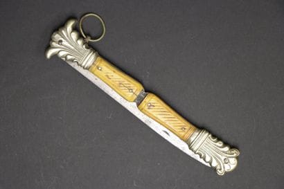 Couteau pliant à cran d'arrêt. XIXème. 
Plaquettes...