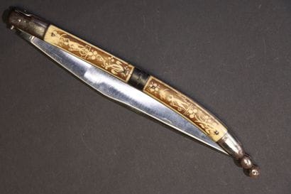 Grand couteau pliant navaja, le manche à...