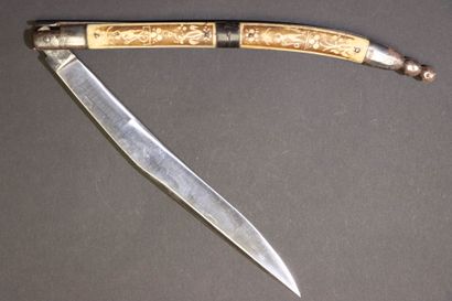 Grand couteau pliant navaja, le manche à...