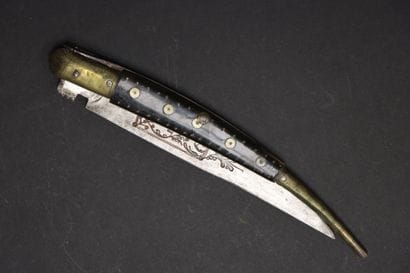 Grand couteau type navaja.
Manche à plaquette...