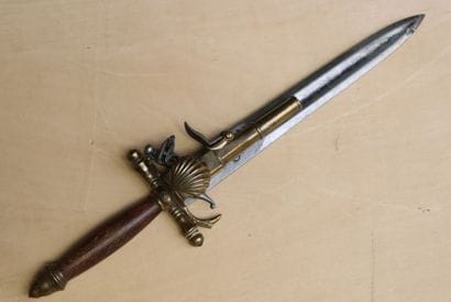 Réplique de pistolet poignard, dans le style...
