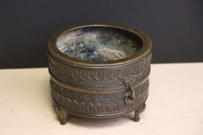 Cache pot tripode en bronze patiné. Chine...