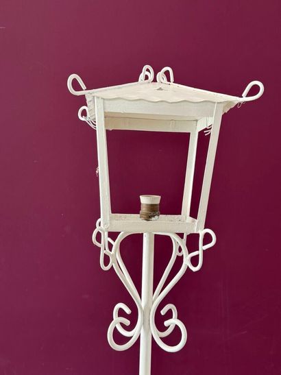 Lampadaire et console de jardin en fer courbé...