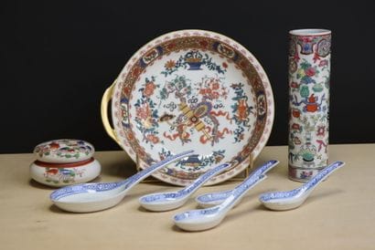 Assiette creuse, vase rouleau, boite et cinq...