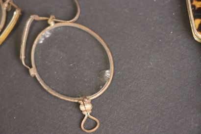 Trois binocles. 
L. :9 cm, 13 cm et 17 cm....