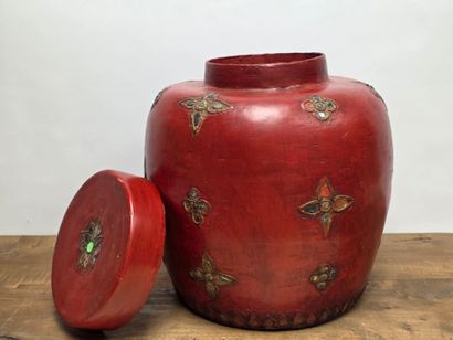 Jarre décorative en bois laqué rouge
H: 40...